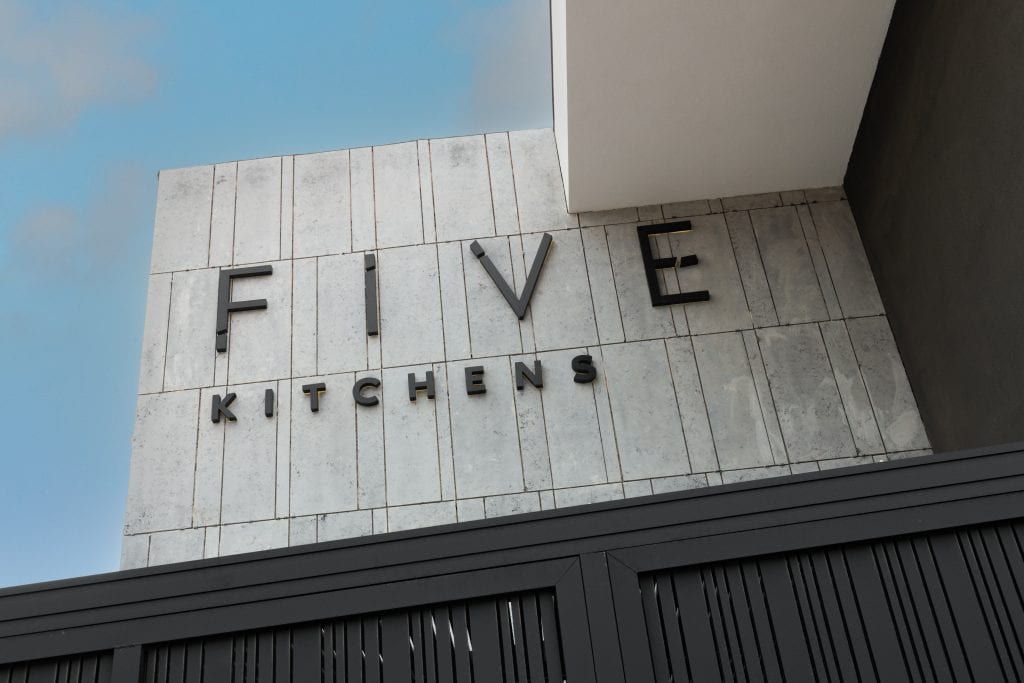 מגדירים מחדש את לב הבית: מתחם העיצוב החדש של Five Kitchens