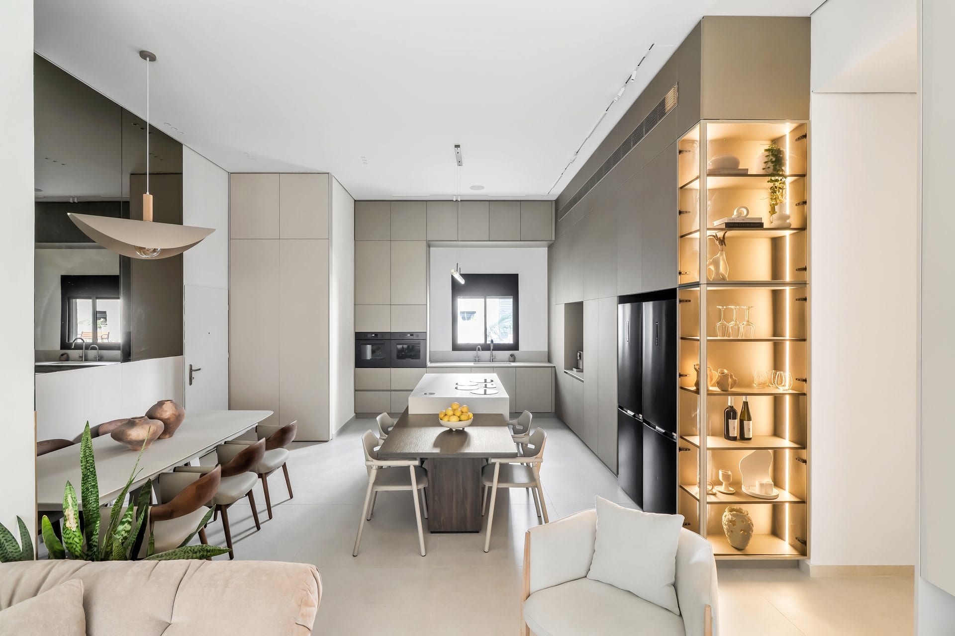 five-minimalist-greige-kitchen-02 מבט לאורך החלל הפתוח, מהסלון אל המטבח ופינת האוכל