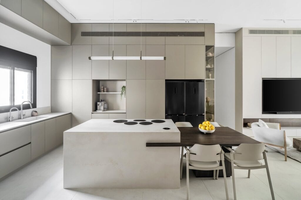 five-minimalist-greige-kitchen-03 האי המרכזי ופינת האוכל, שבהם התאורה התלויה מגדירה את מקום הישיבה