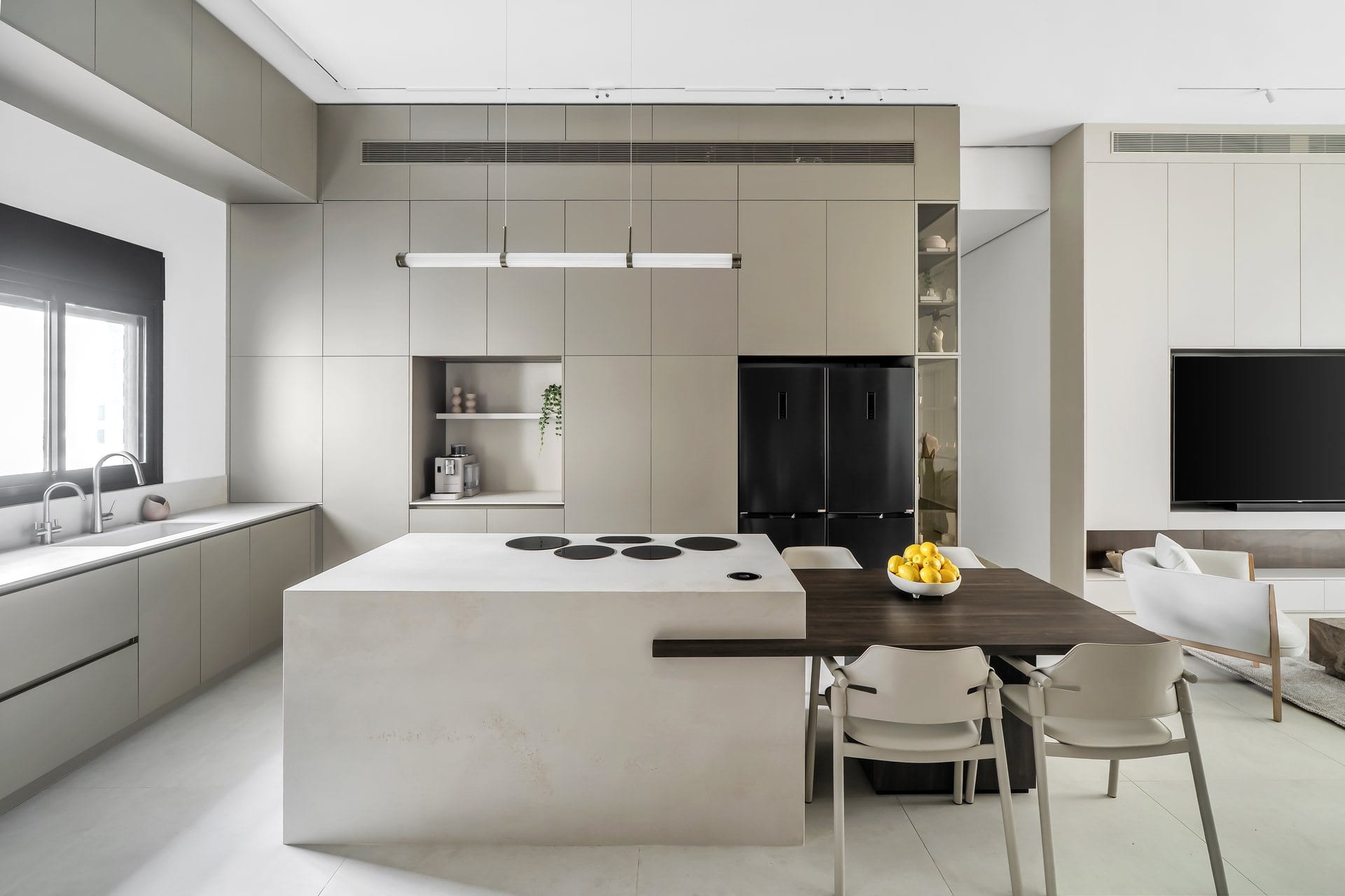 five-minimalist-greige-kitchen-03 האי המרכזי ושולחן האוכל, פתוחים אל חלל המגורים
