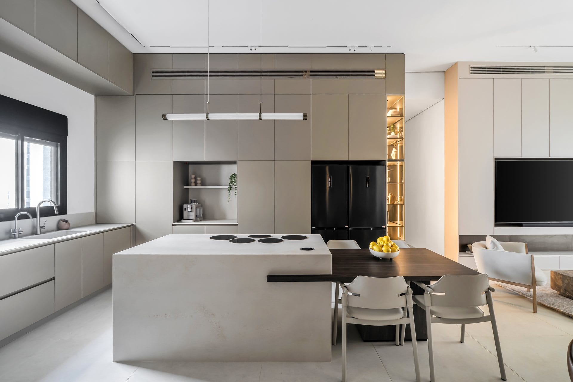 five-minimalist-greige-kitchen-05 האי המרכזי ופינת האוכל במבט אל הסלון