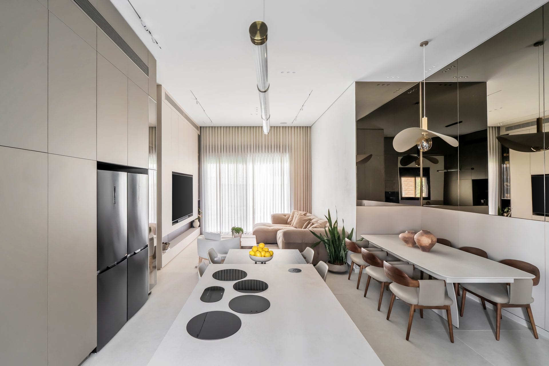 five-minimalist-greige-kitchen-06 מבט לאורך משטח האי אל חלל המגורים