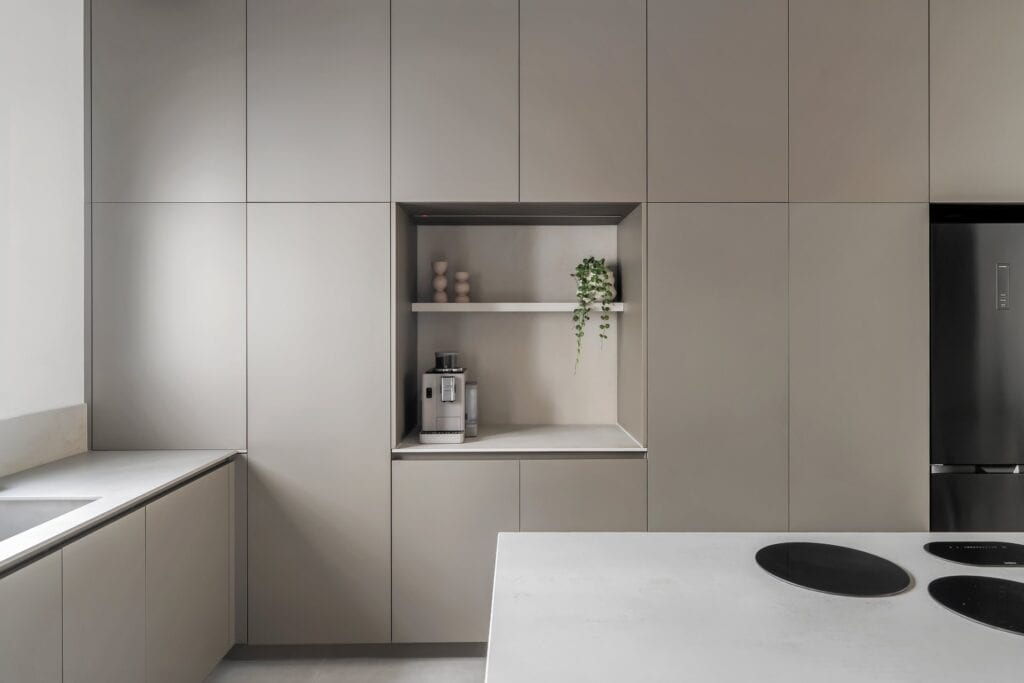 five-minimalist-greige-kitchen-08 קיר נגרות גבוהה עם נישת שירות פתוחה, שמסתירה את השימוש היומיומי