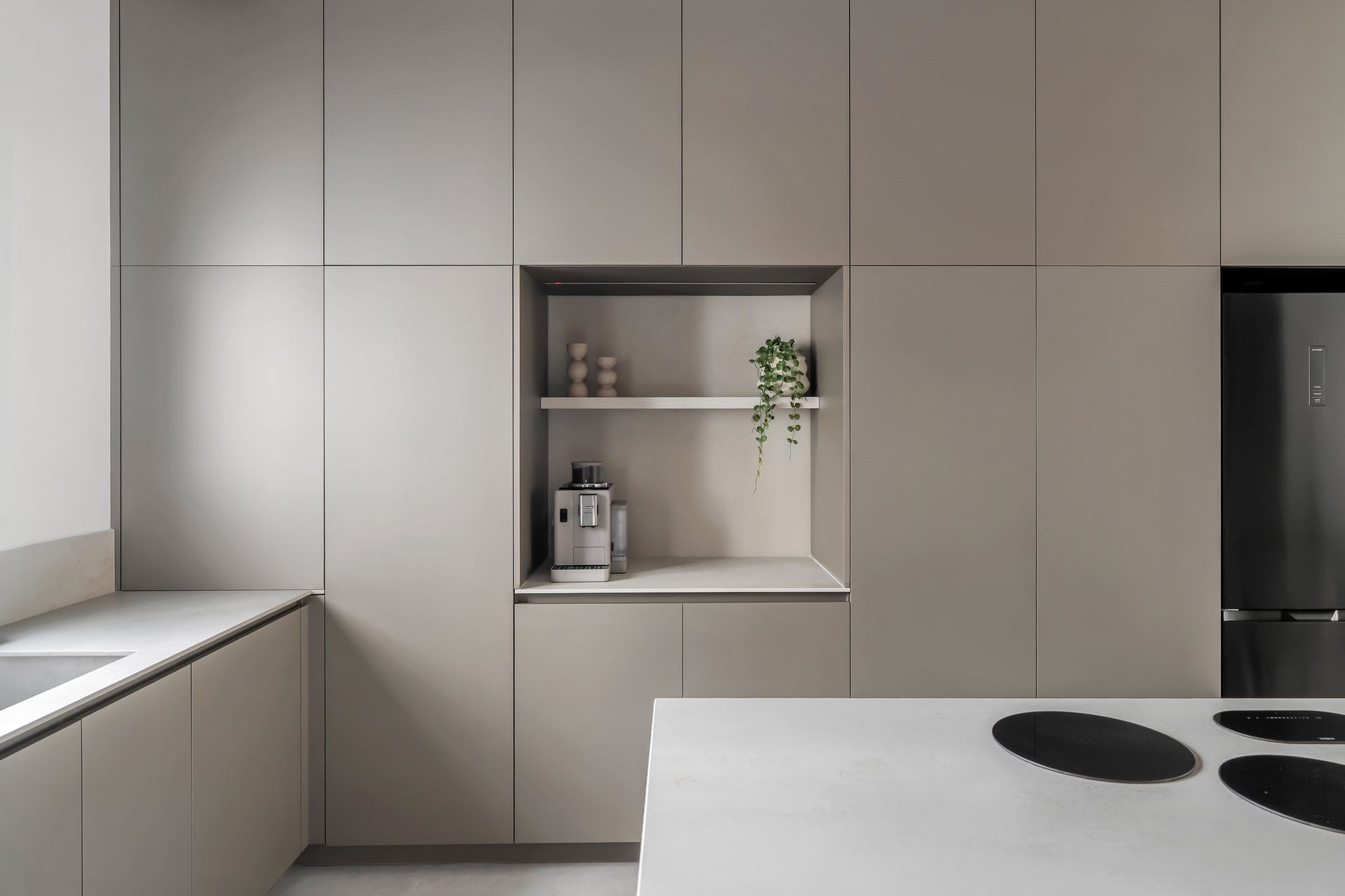 five-minimalist-greige-kitchen-08 קיר הנגרות הגבוהה עם נישת שירות פתוחה