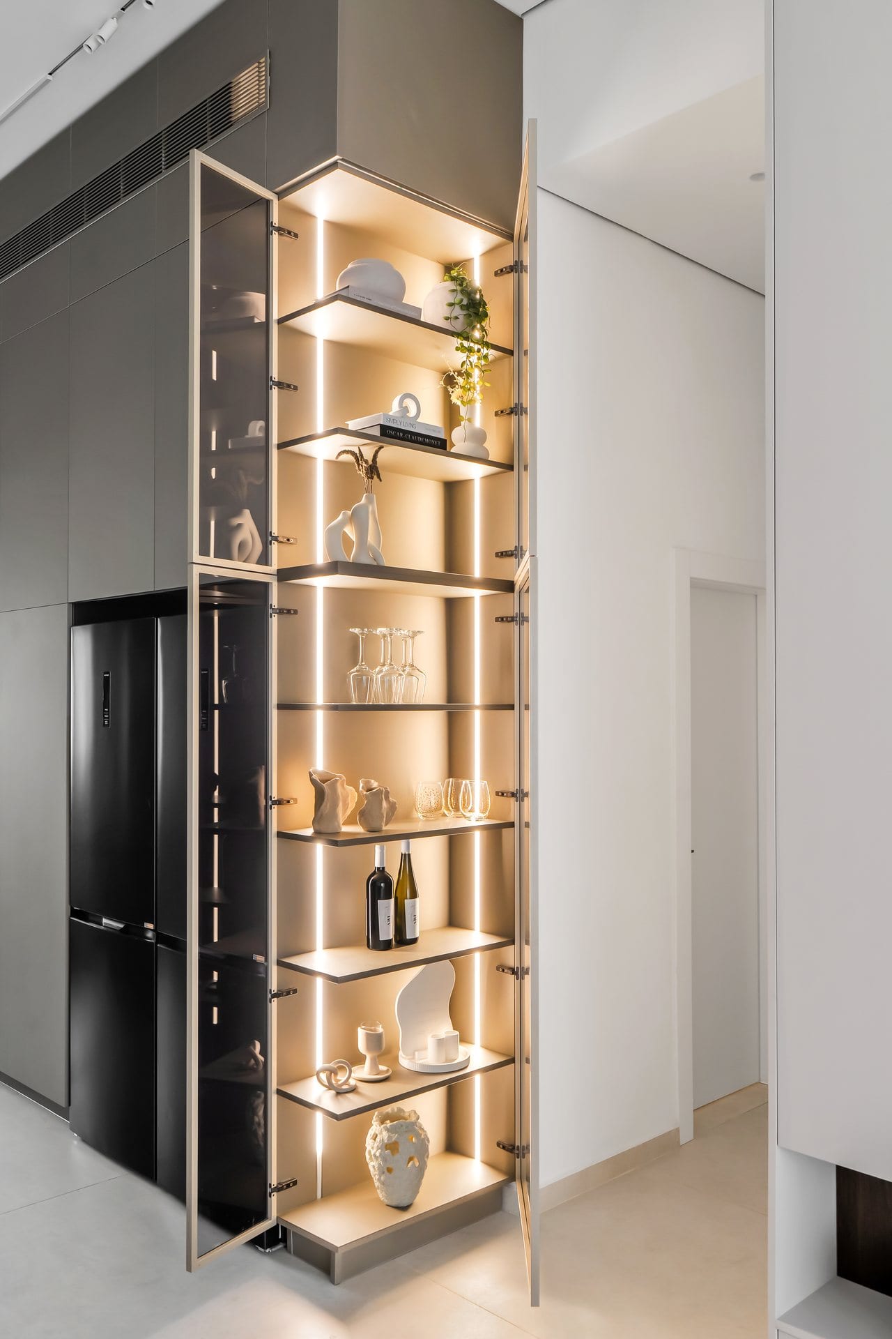 five-minimalist-greige-kitchen-10 ויטרינת התצוגה המוארת עם מדפי זכוכית ומסגרת מוזהבת
