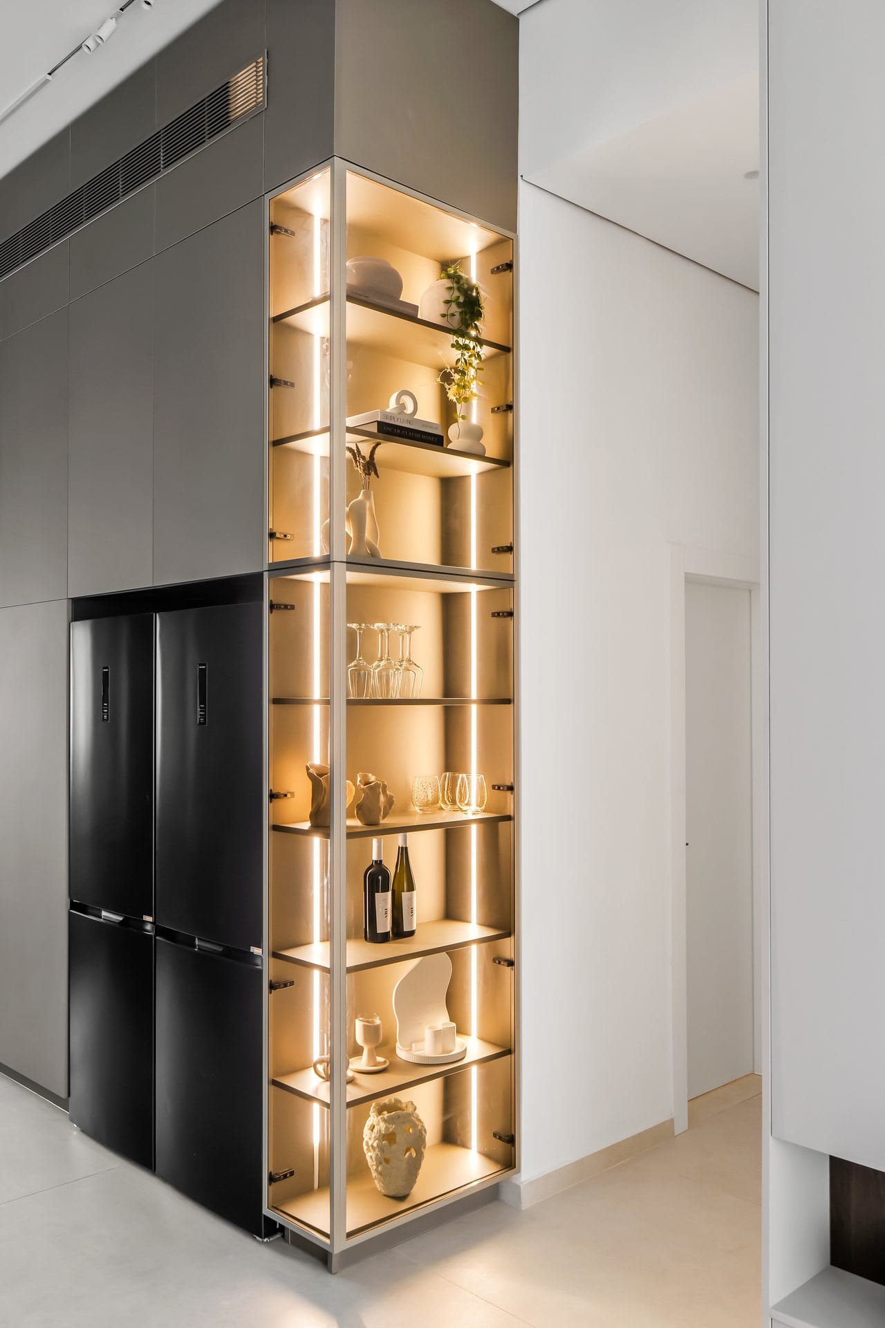 five-minimalist-greige-kitchen-11 ויטרינת התצוגה המוארת לצד יחידת המקרר השחורה