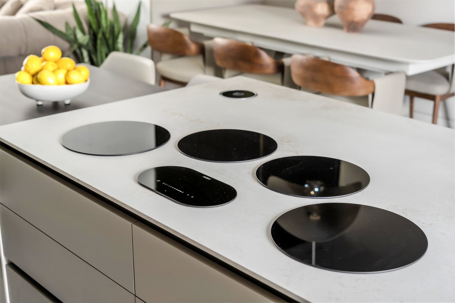 five-minimalist-greige-kitchen-12 פרט: הכיריים המשולבות במשטח האבן של האי