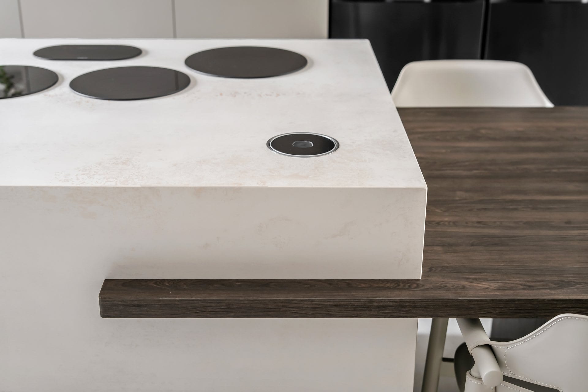 five-minimalist-greige-kitchen-13 פרט: מפגש משטח האבן הבהיר עם שולחן העץ הכהה