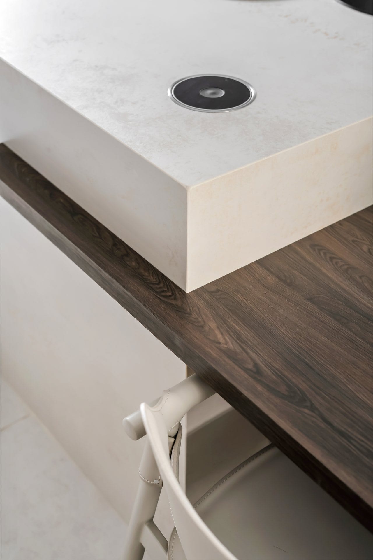 five-minimalist-greige-kitchen-14 מבט קרוב על החיבור בין משטח האי לשולחן העץ