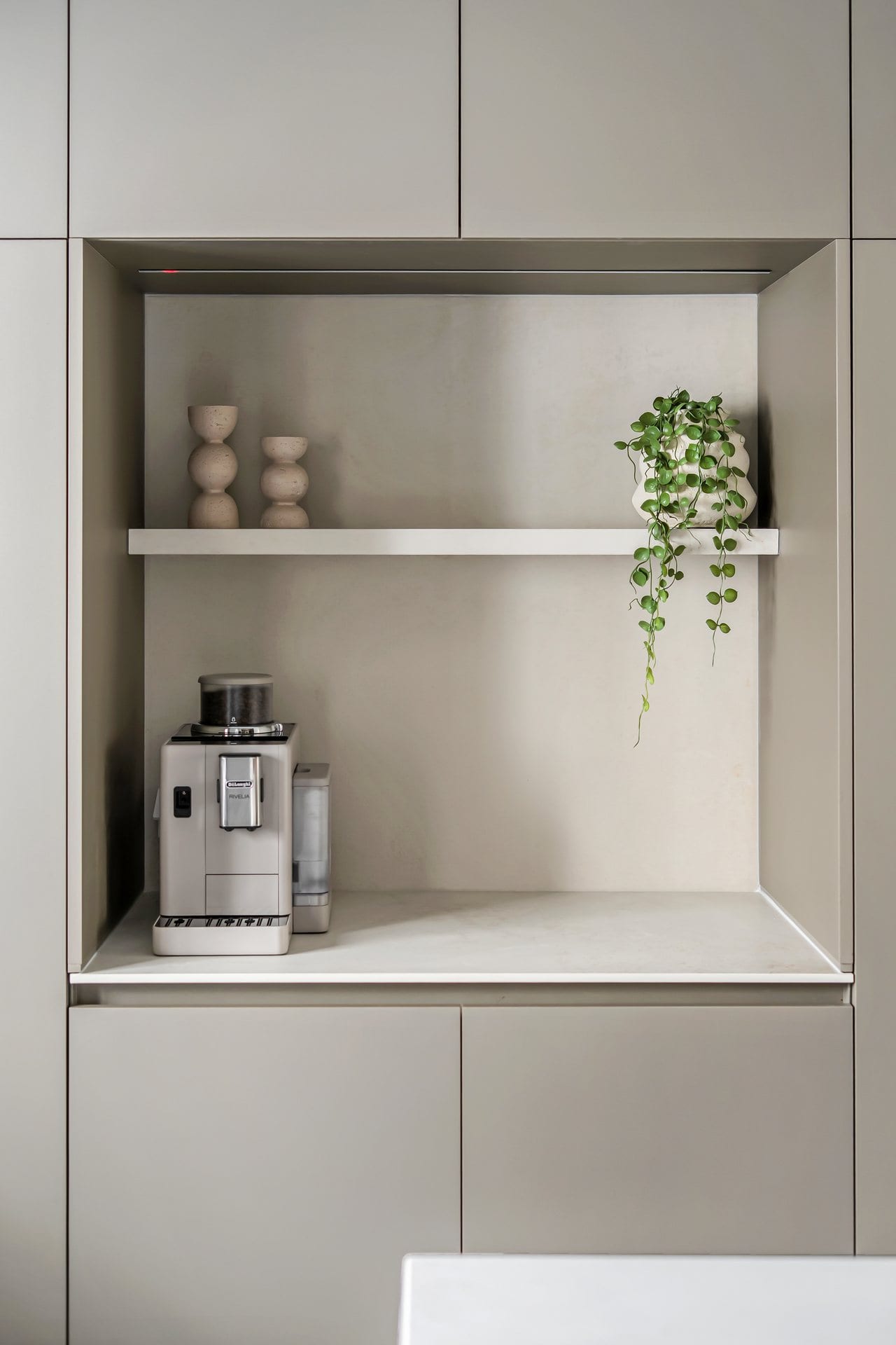 five-minimalist-greige-kitchen-15 נישת הקפה הפתוחה בתוך קיר הנגרות