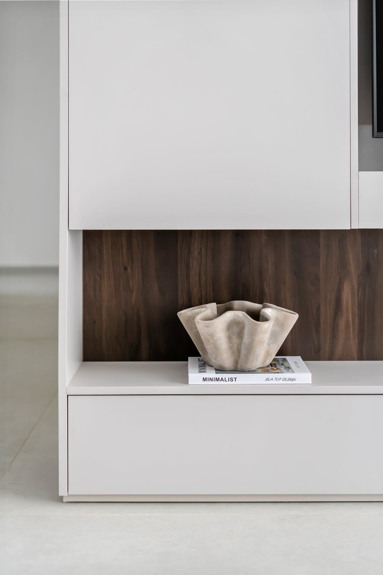 five-minimalist-greige-kitchen-16 נישת עץ אגוז בתוך הנגרות, עם אובייקט קרמי
