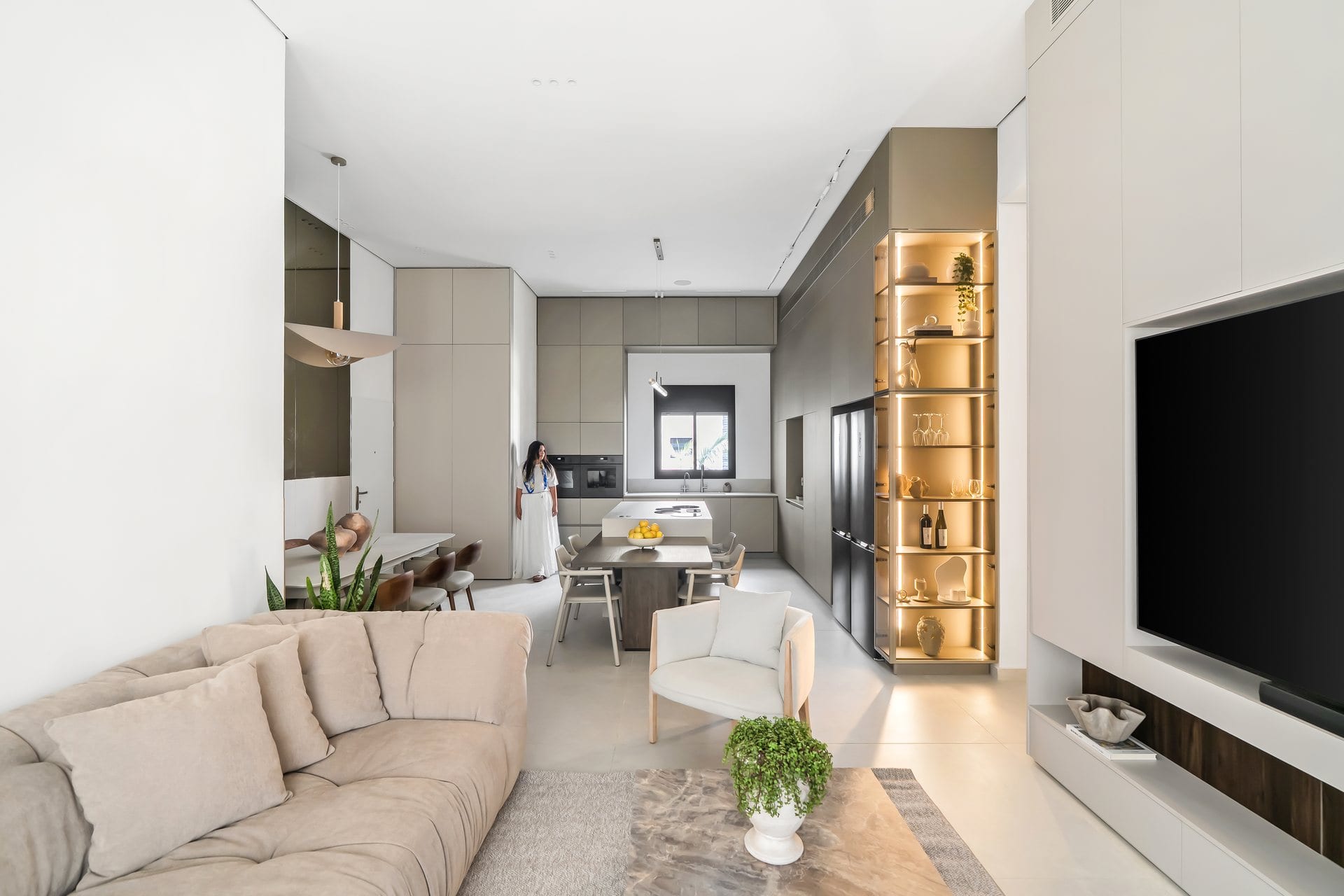 five-minimalist-greige-kitchen-17 מחלל המגורים אל המטבח, הנגרות הרציפה שעוטפת את הקירות