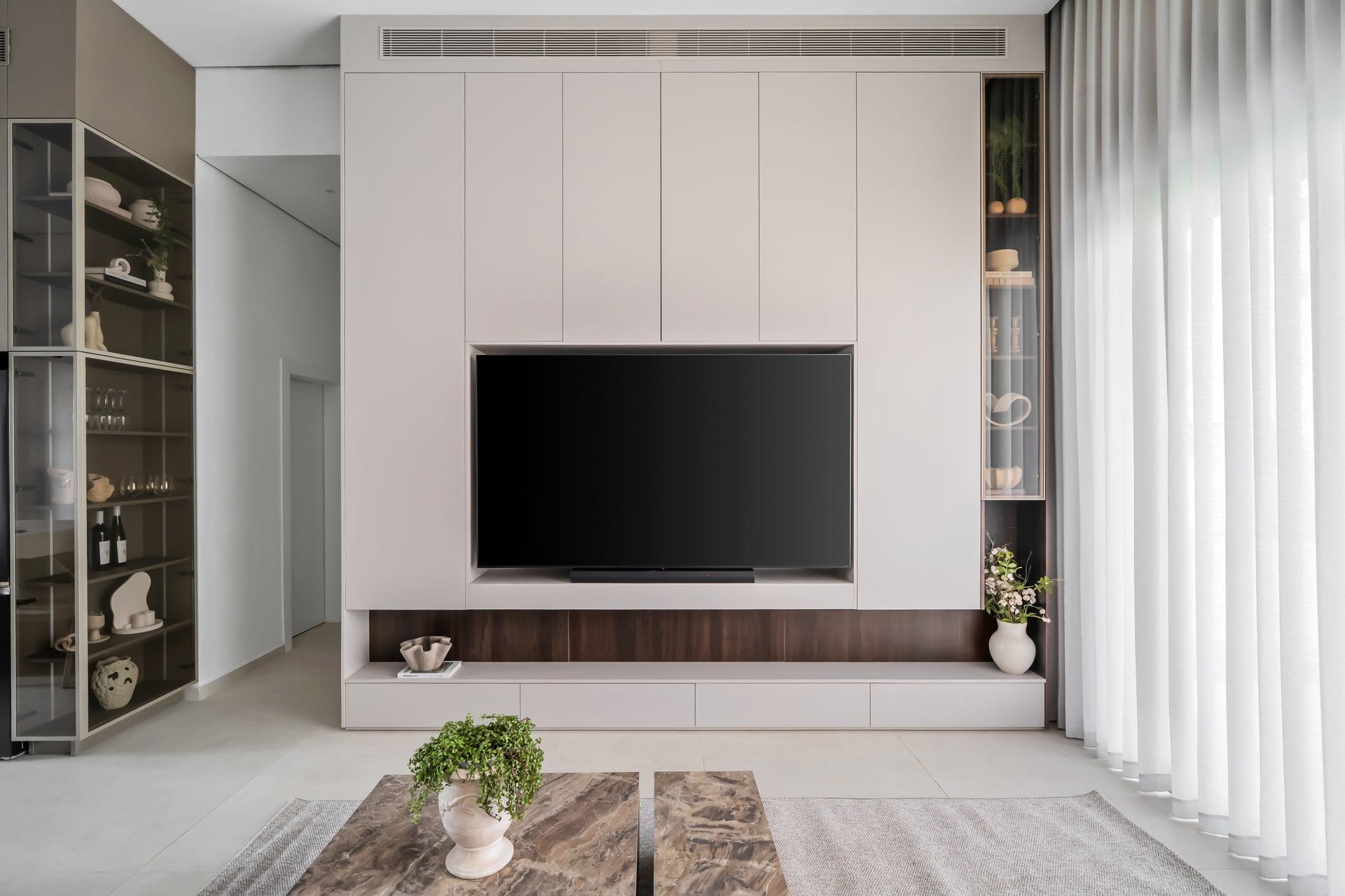 five-minimalist-greige-kitchen-18 קיר הטלוויזיה בסלון, בהמשך ישיר לנגרות ולוויטרינה המוארת