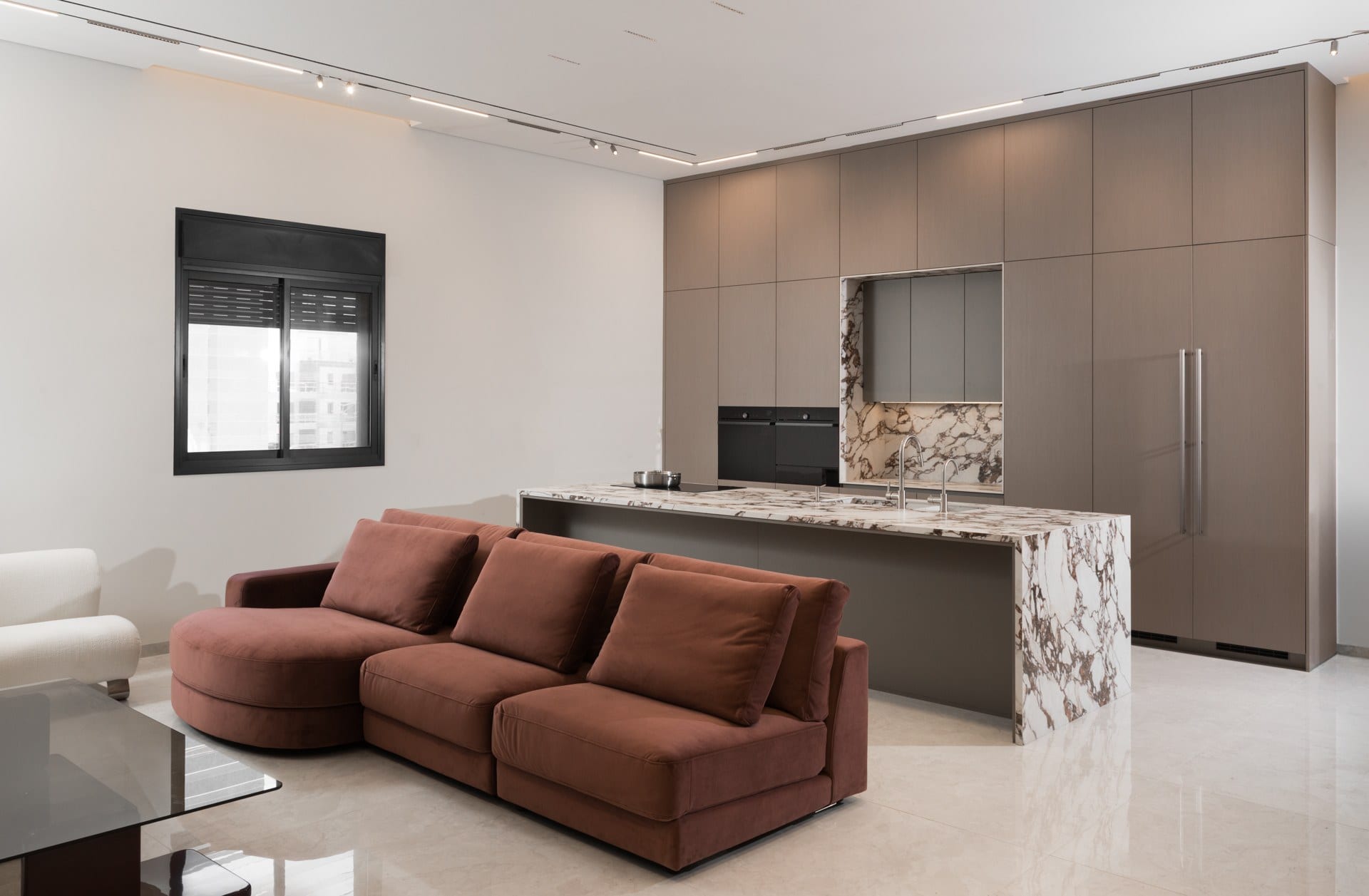 five-brushed-metal-kitchen-02 מבט מהסלון אל המטבח, האי והמקרר המשולב בקו הנגרות