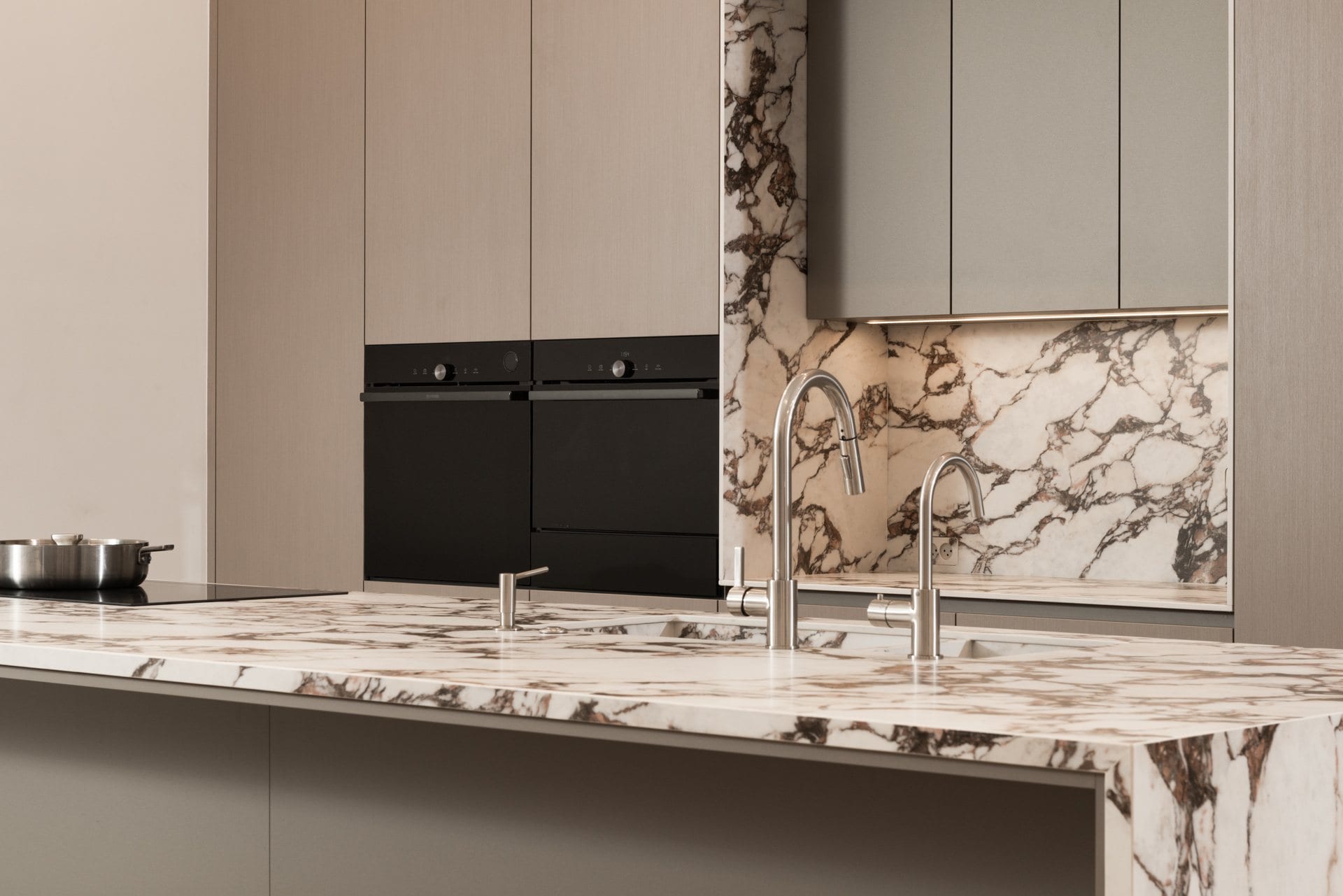 five-brushed-metal-kitchen-03 קיר העבודה עם התנורים הבנויים והכיור, מול חיפוי האבן