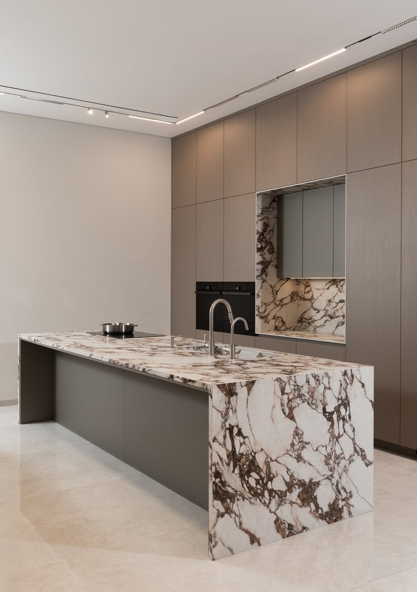 five-brushed-metal-kitchen-04 מבט לאורך המטבח אל קצה האי ומשטח האבן