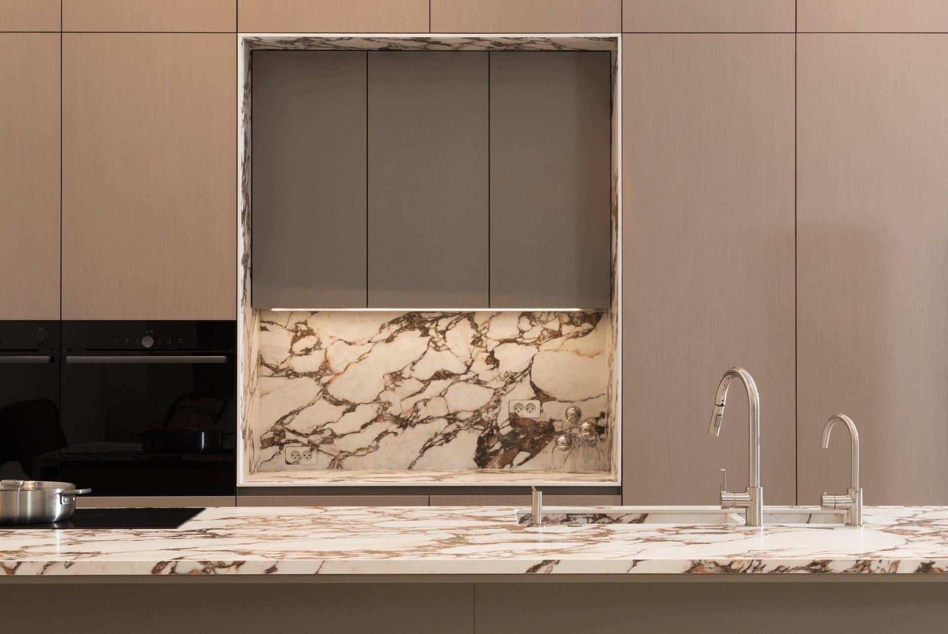 five-brushed-metal-kitchen-05 חיפוי האבן שמאחורי הכיריים, בין החזיתות המוברשות
