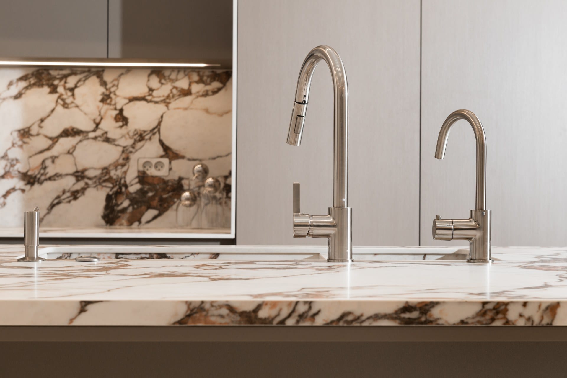 five-brushed-metal-kitchen-06 שני ברזים בגימור ניקל מול חיפוי אבן וכיור אינטגרלי