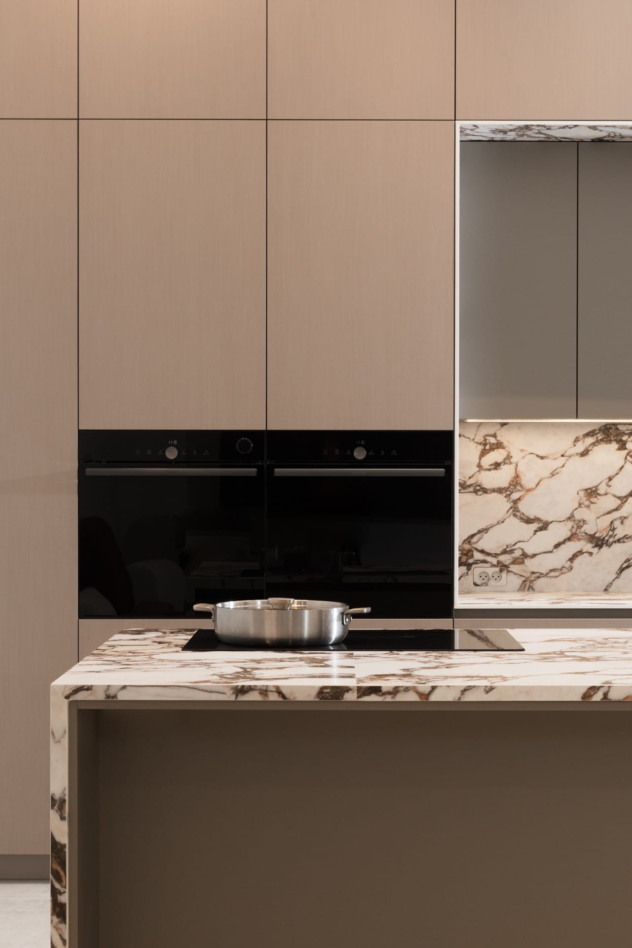 five-brushed-metal-kitchen-09 אזור הבישול, בין החזיתות המוברשות לחיפוי האבן