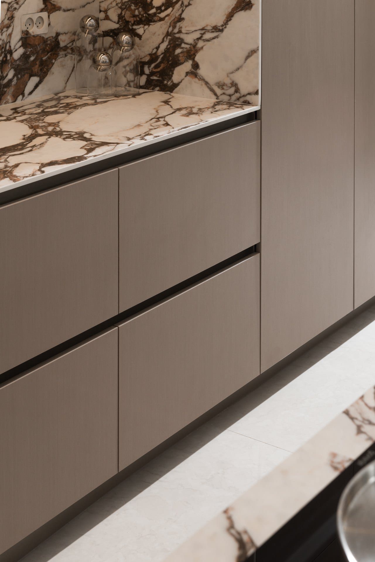 five-brushed-metal-kitchen-10 מגירות בגימור מוברש מטאלי, עם ידית שקועה בקו רציף