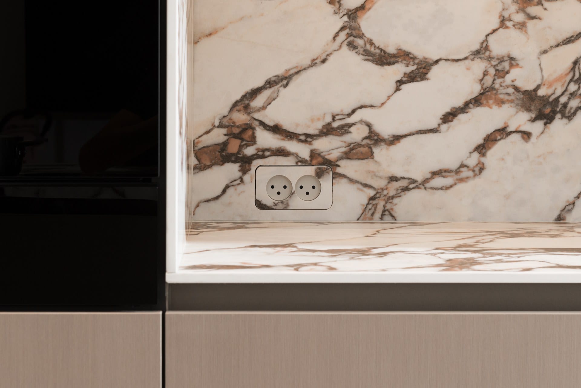 five-brushed-metal-kitchen-11 שקע חשמל משולב בתוך חיפוי האבן שמעל המשטח