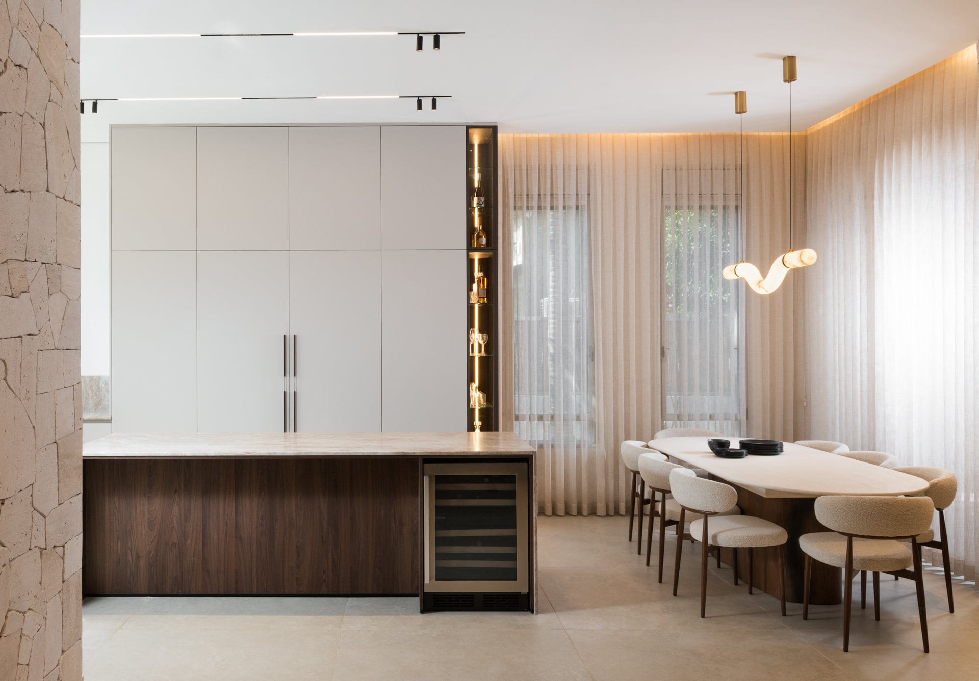 five-taj-mahal-stone-kitchen-02 מבט אל חלל האוכל, קיר הנגרות והוויטרינה המוארת