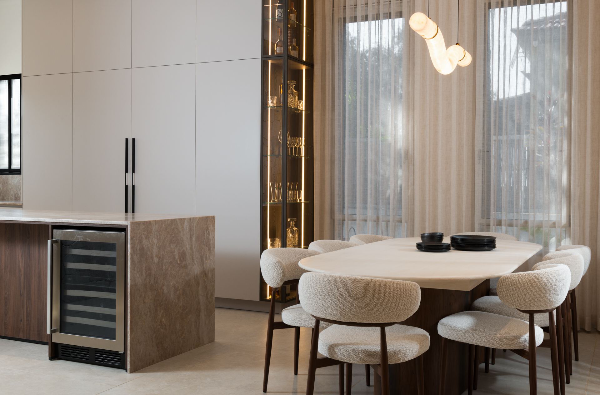 five-taj-mahal-stone-kitchen-03 פינת האוכל לצד עמודת היין והחזיתות הנקיות