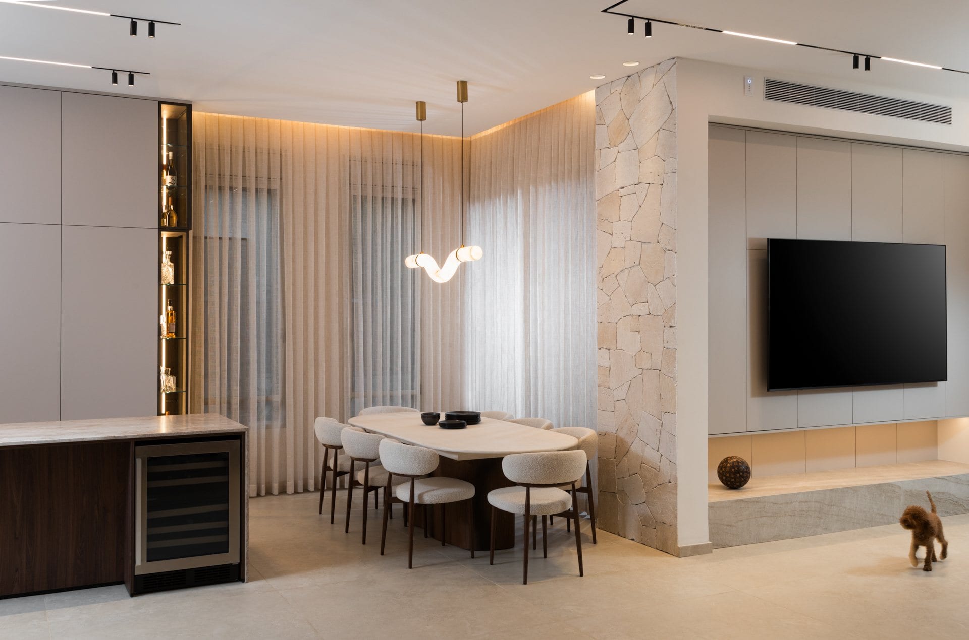 five-taj-mahal-stone-kitchen-04 החלל הפתוח, מהמטבח אל פינת האוכל וקיר האבן