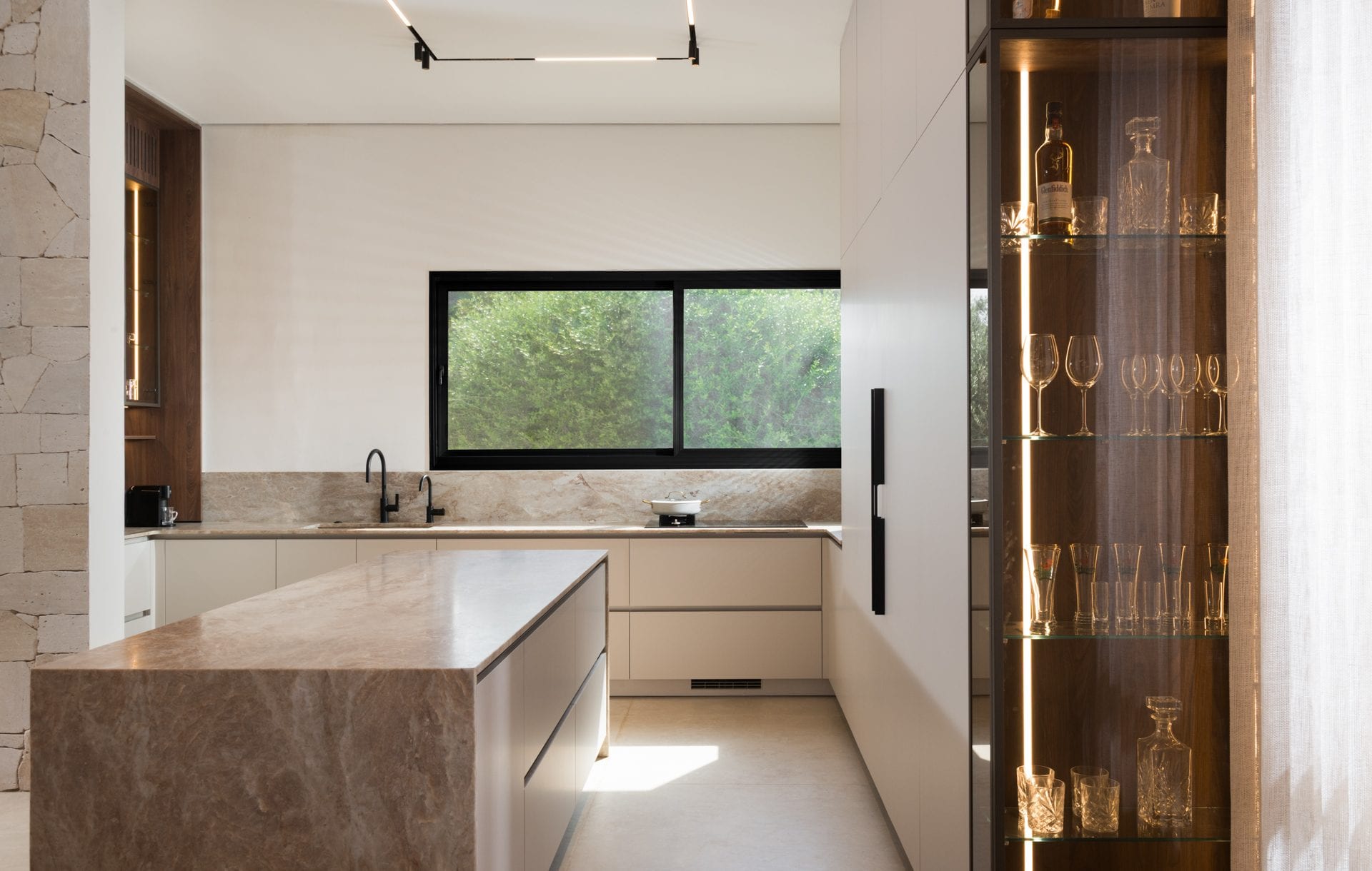 five-taj-mahal-stone-kitchen-05 אזור העבודה עם משטח האבן הטבעית והאי המרכזי