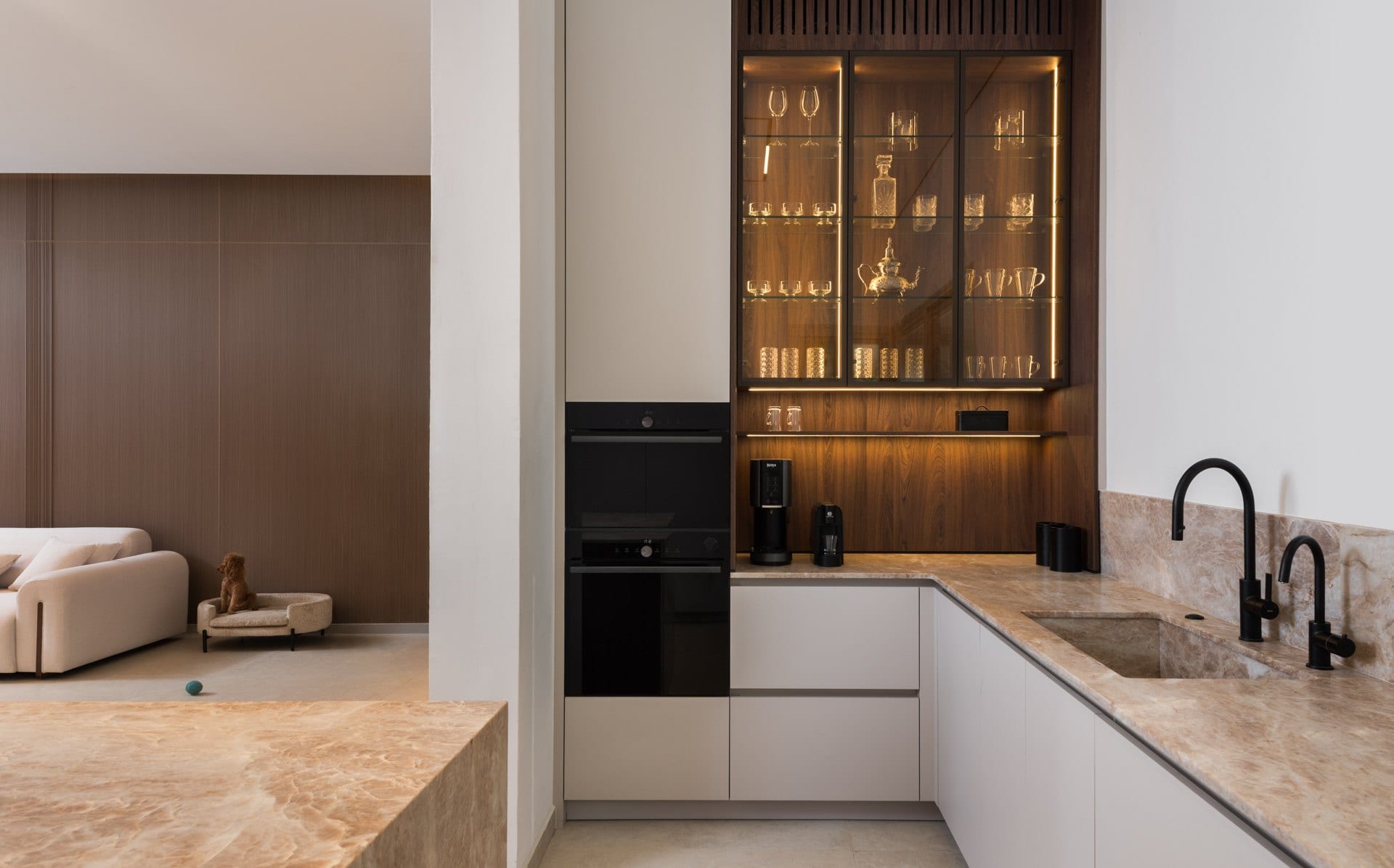 five-taj-mahal-stone-kitchen-06 מטבח בצורת ר עם עמודת תנורים ומשטח אבן טבעית