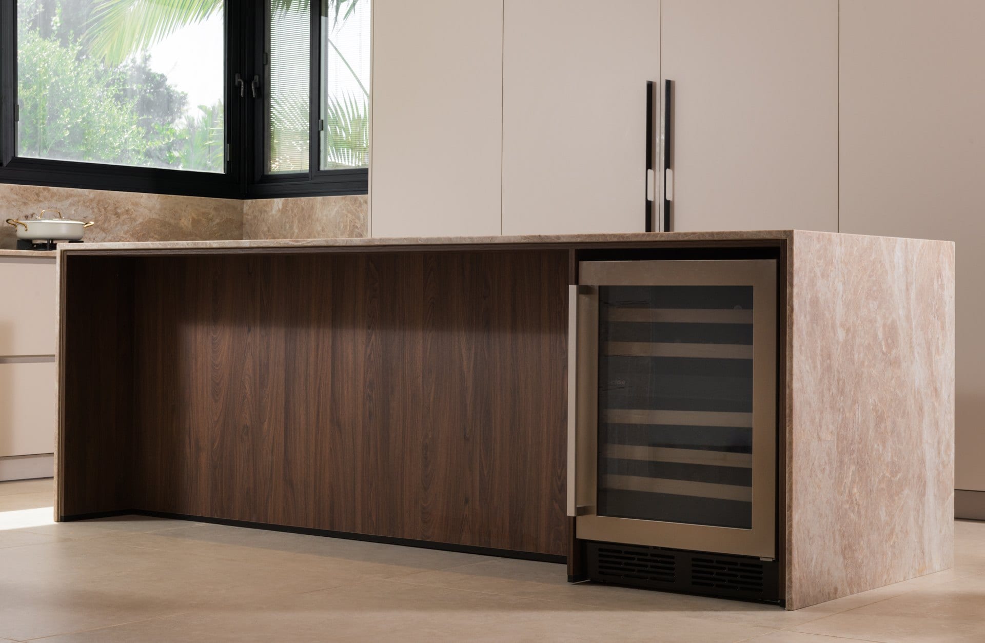 five-taj-mahal-stone-kitchen-07 צד האי בפורניר עץ כהה, עם מקרר יין משולב בגוף האי