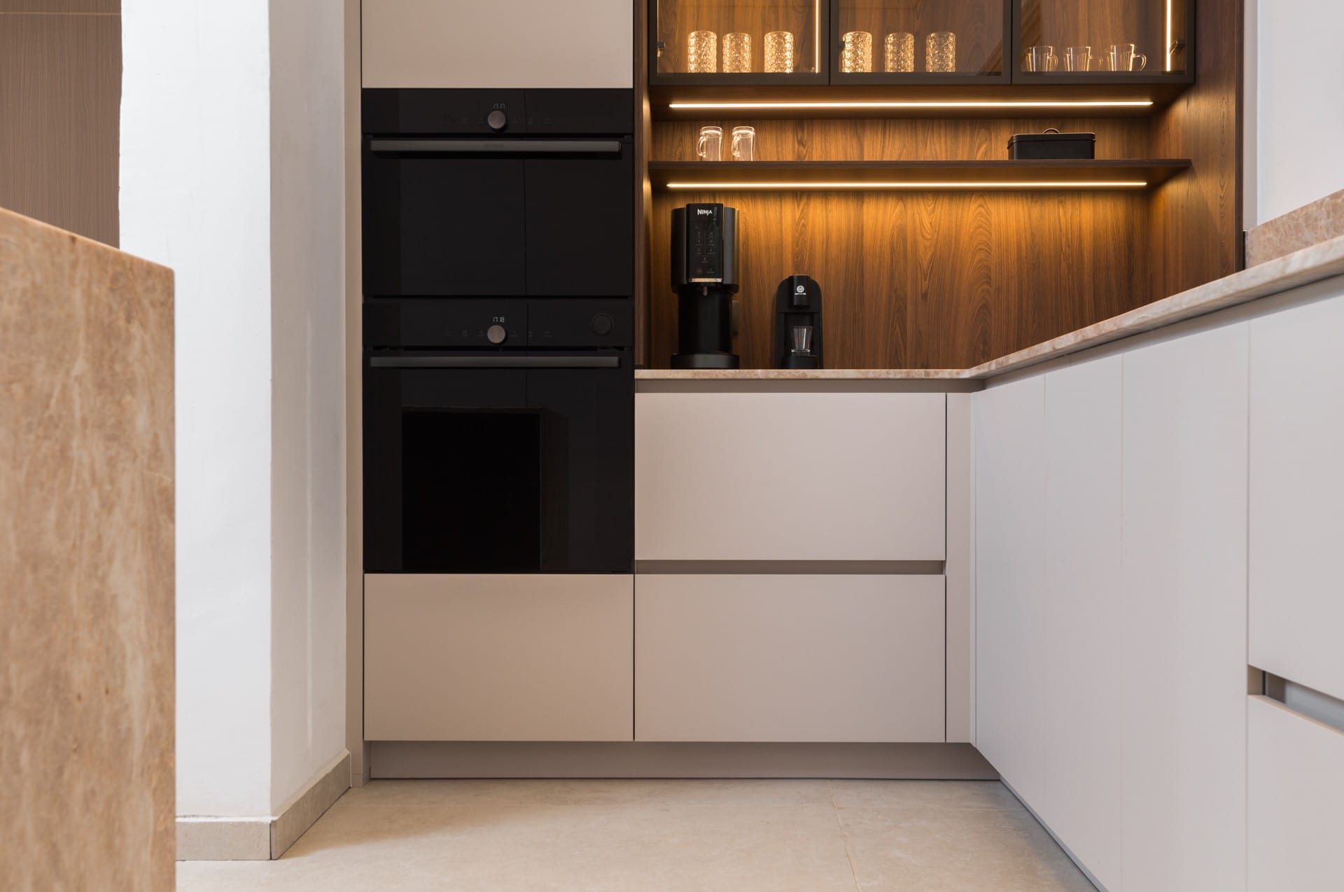 five-taj-mahal-stone-kitchen-08 עמודת שירות מוארת עם נישת עץ, לצד התנורים הבנויים