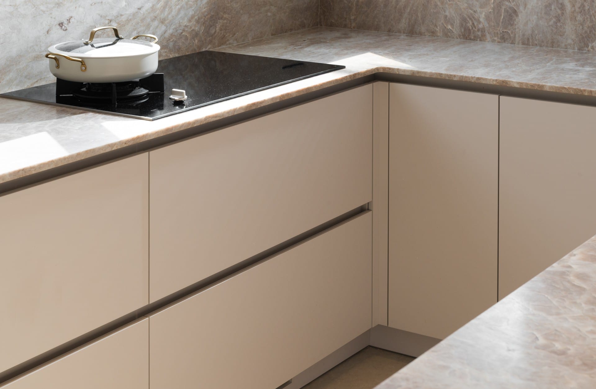 five-taj-mahal-stone-kitchen-09 כיריים אינטגרליות במשטח האבן, בפינת העבודה