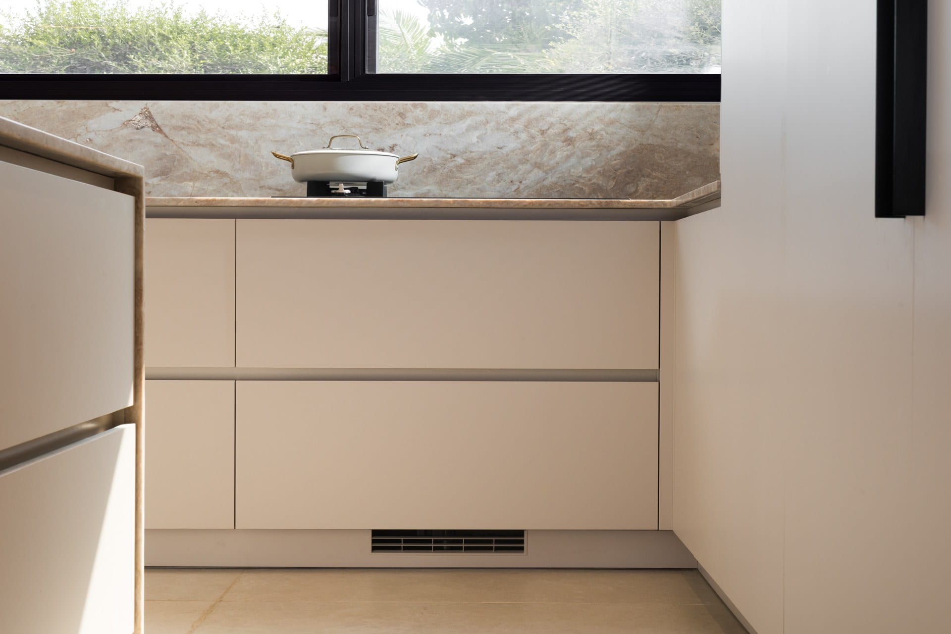five-taj-mahal-stone-kitchen-10 פתח אוורור של מערכת המיזוג, משולב בבסיס הנגרות
