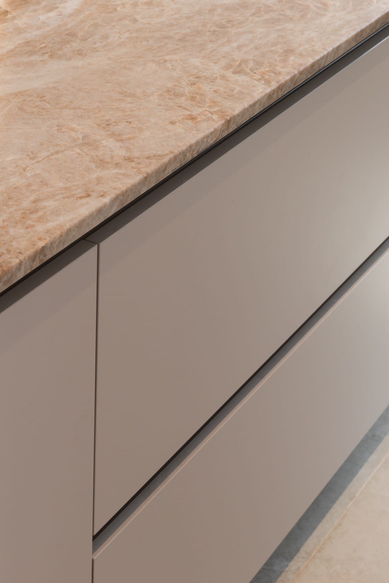 five-taj-mahal-stone-kitchen-11 ידית שקועה בקו רציף לאורך החזית, מתחת למשטח האבן
