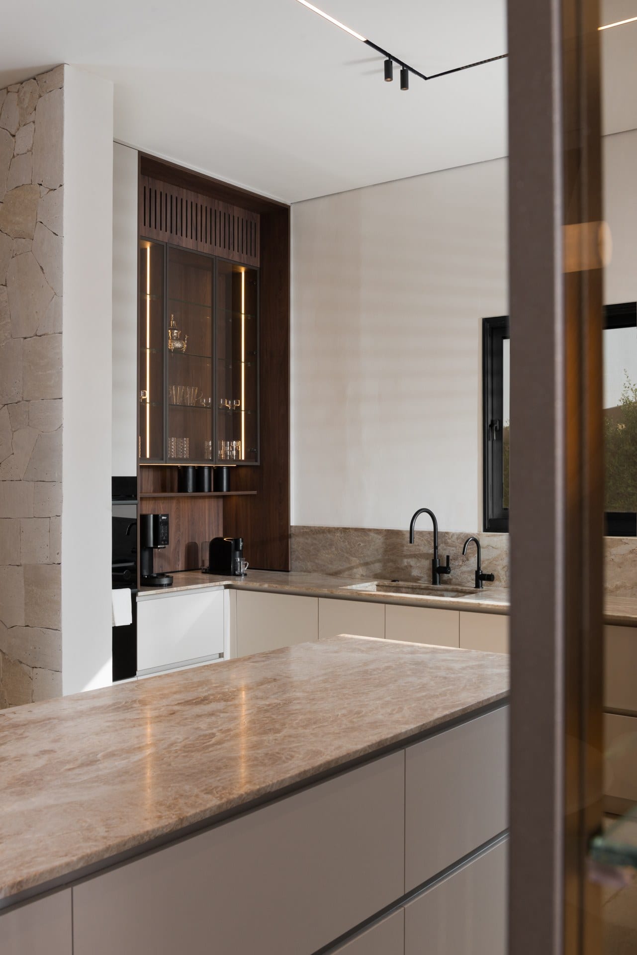 five-taj-mahal-stone-kitchen-13 משטח האבן הטבעית במבט אל עמודת הנגרות המוארת